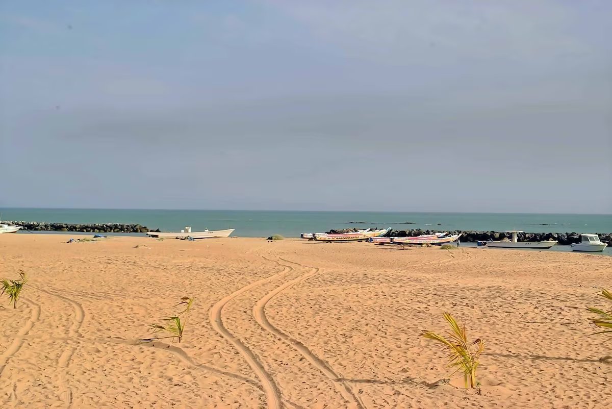 Plage de Saly et ses pirogues