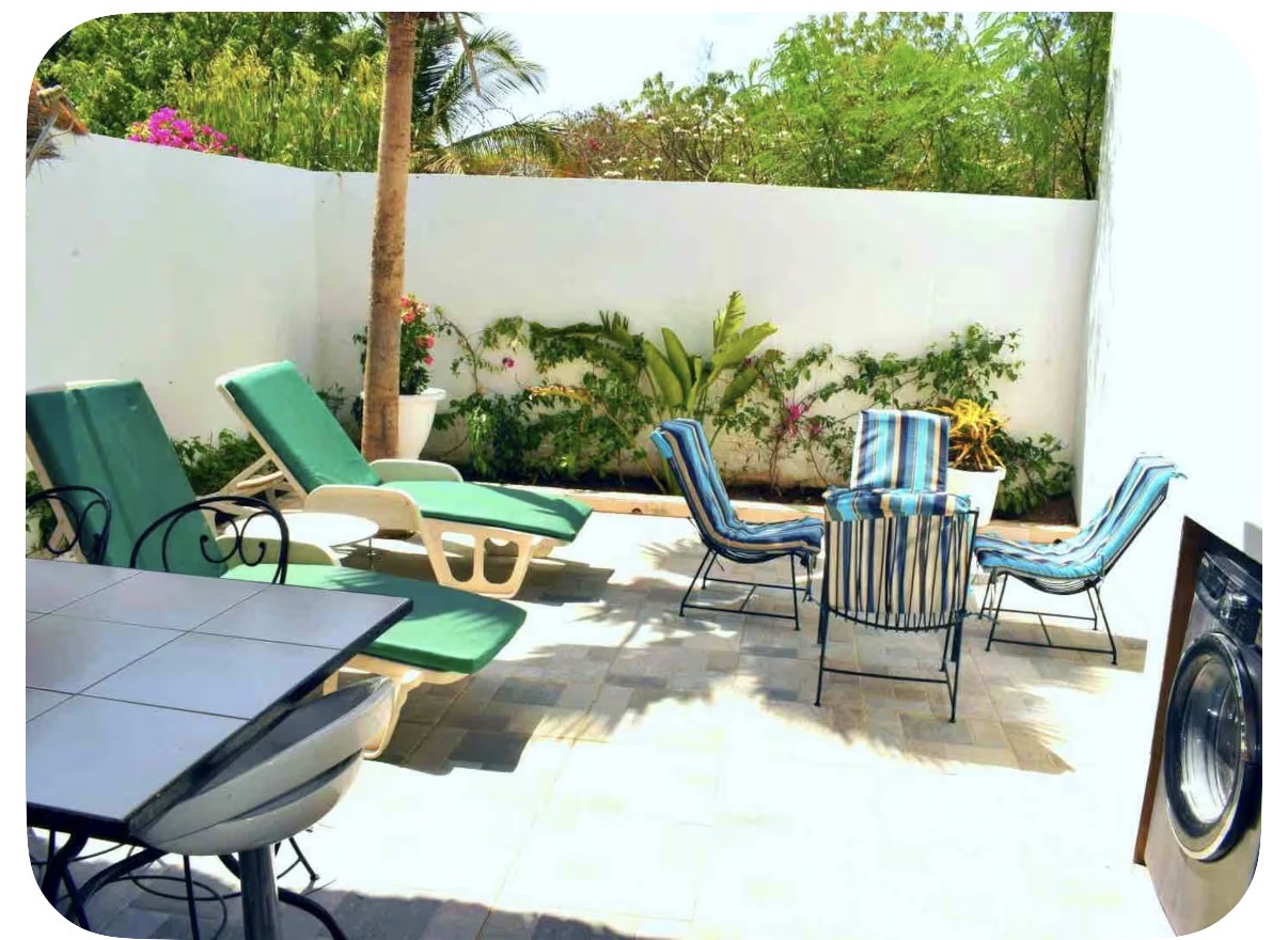 Terrasse privée avec bains de soleil et salon de jardin