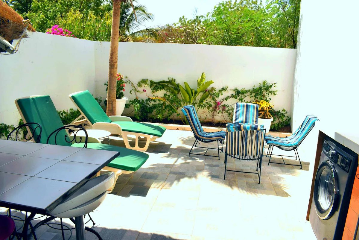 Jardin et transats de la villa